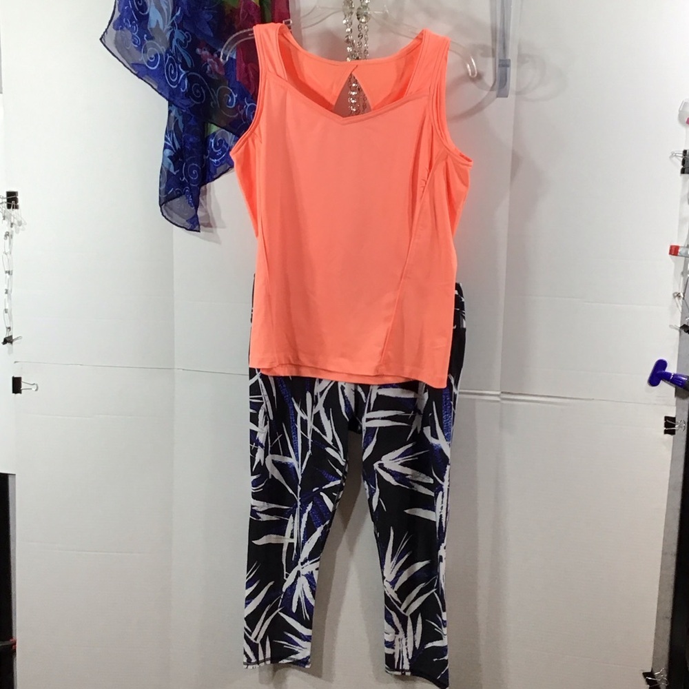 Tail Coral Tank with Fabletics Black & Blue Leaf-Print capri Leggings M